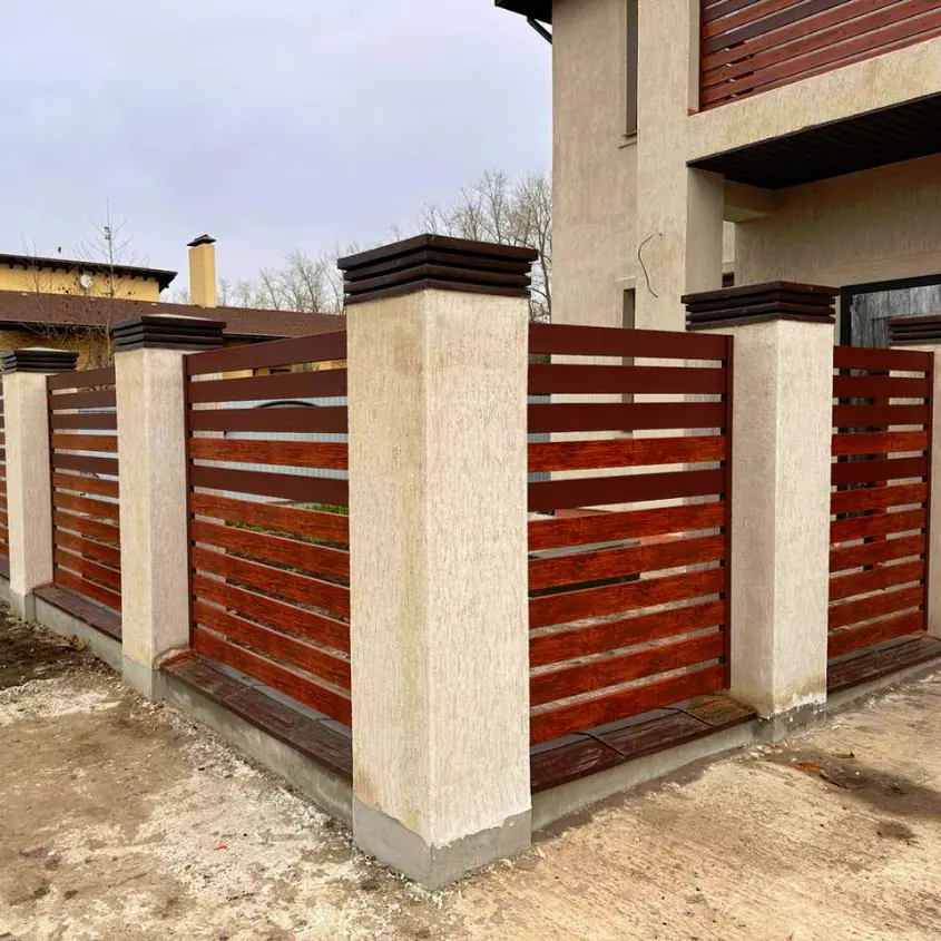 Фото 2 планкен Темный Дуб, RAL 8017 МАТТЕ Шоколад на заборе ранчо