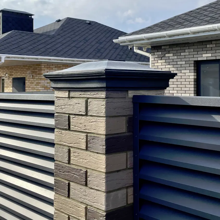 Фото 7 колпак Monblan Серый на столбах забора типа жалюзи