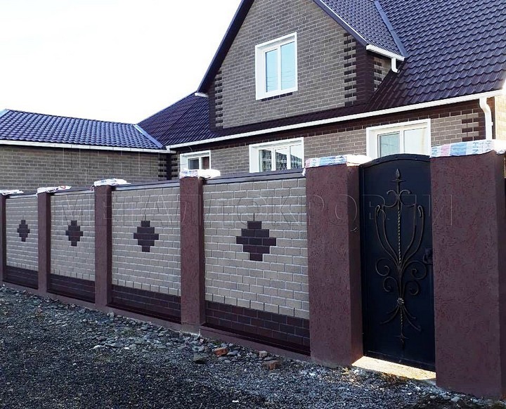 Забор с покрытием из фасадной плитки HAUBERK